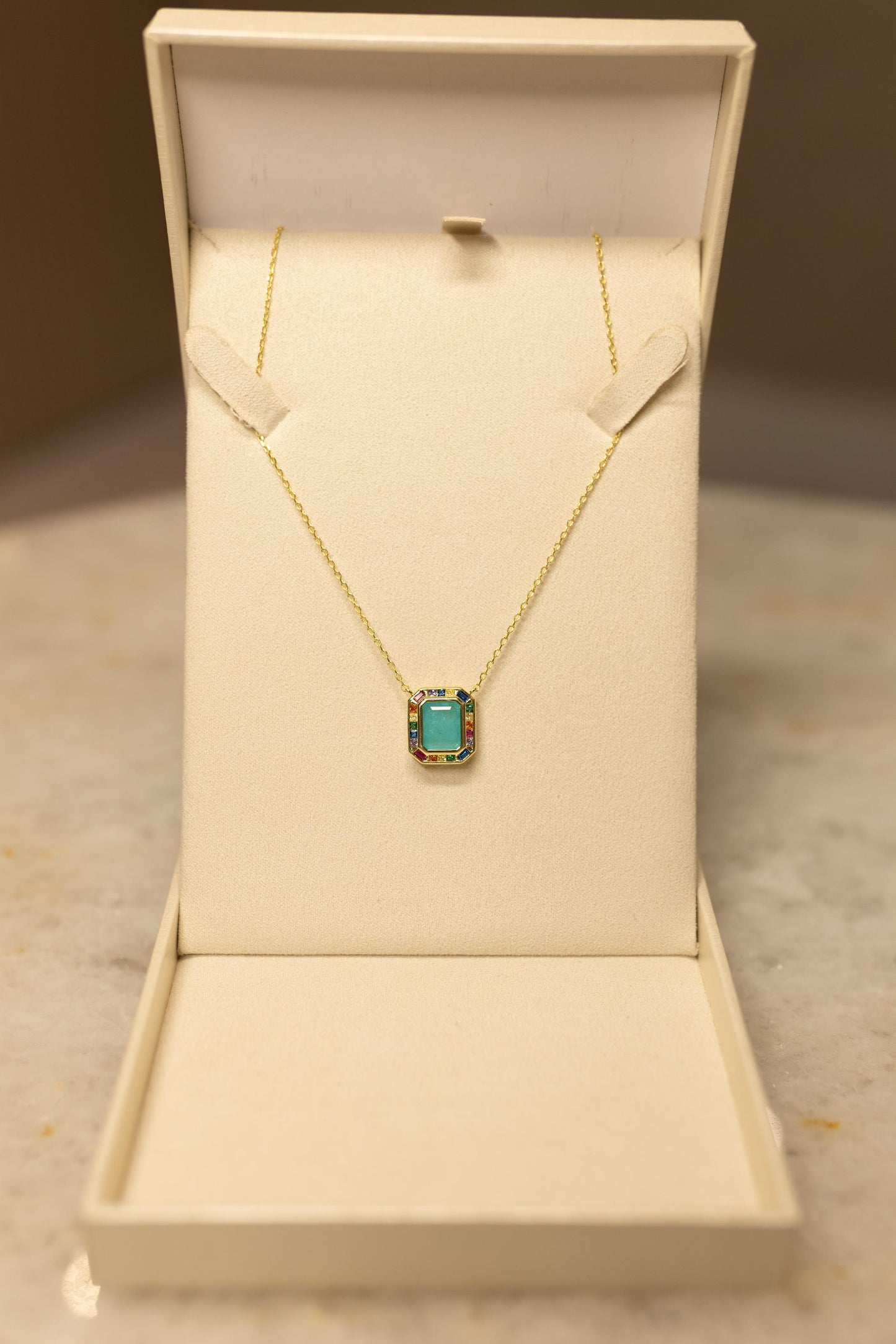 Colar Esmeralda Colombiana Rainbow Dourado