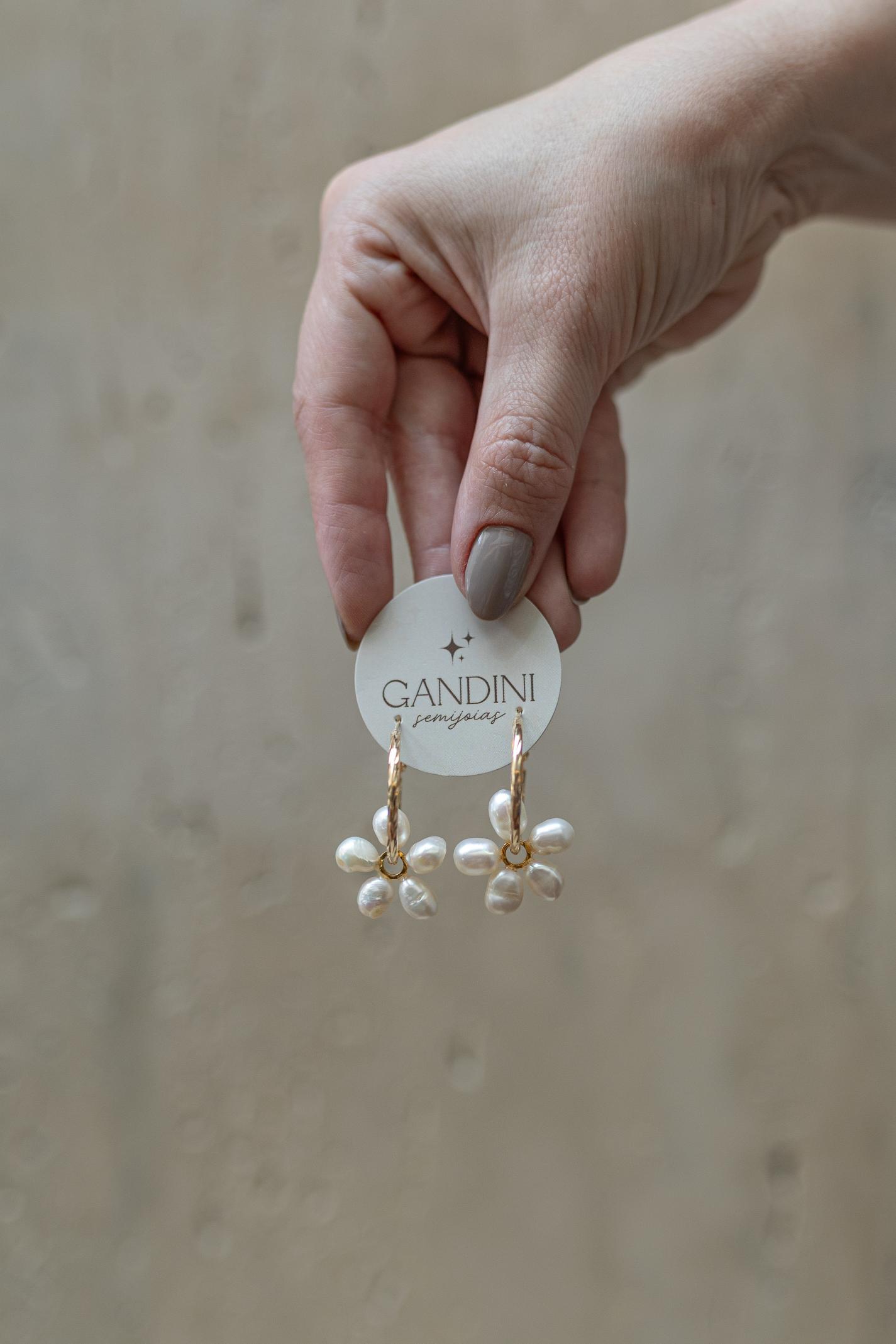 Brinco Argola Detalhada Com Pingente Pérolas Dourado