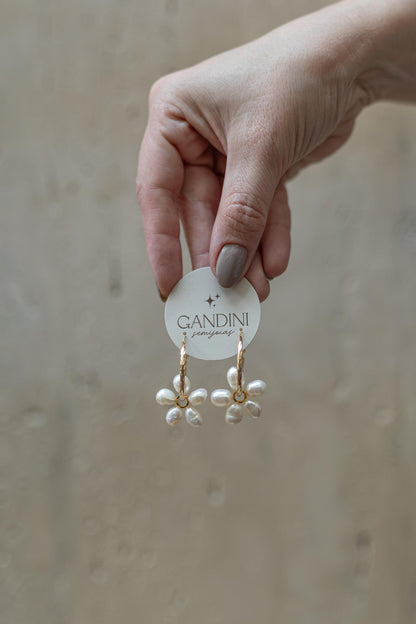 Brinco Argola Detalhada Com Pingente Pérolas Dourado