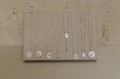 Colar Escapulário Espírito Santo e Cruz Madrepérola Ródio Branco