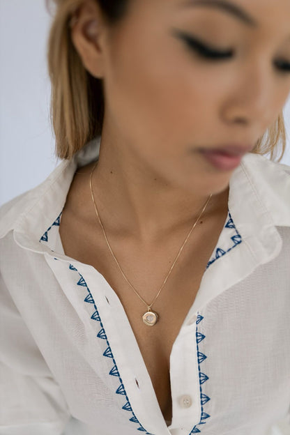 Colar Relicário Coração Cravejado Mini Dourado