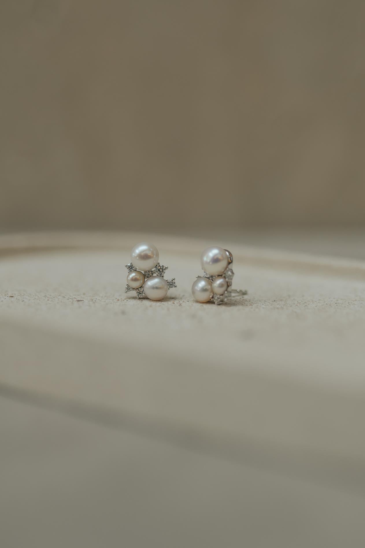 Brinco Mini Ear Cuff Moissanite 3 Pérolas Natural Prata 925 Ródio Branco