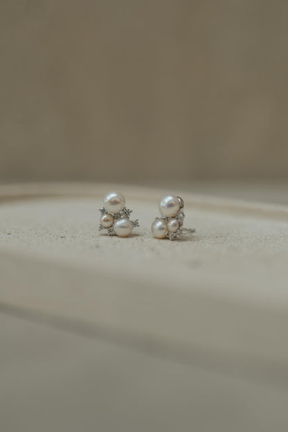 Brinco Mini Ear Cuff Moissanite 3 Pérolas Natural Prata 925 Ródio Branco