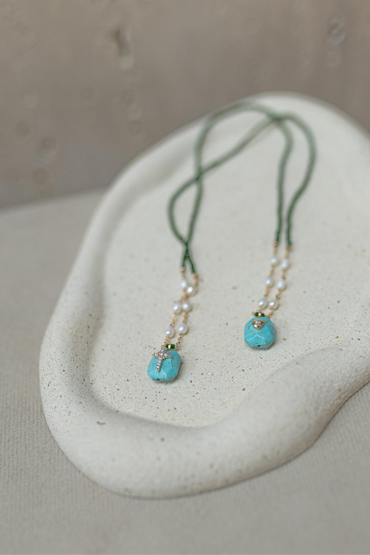 Colar Escapulário Pedra Turquesa Crucifixo e Estrela Dourado