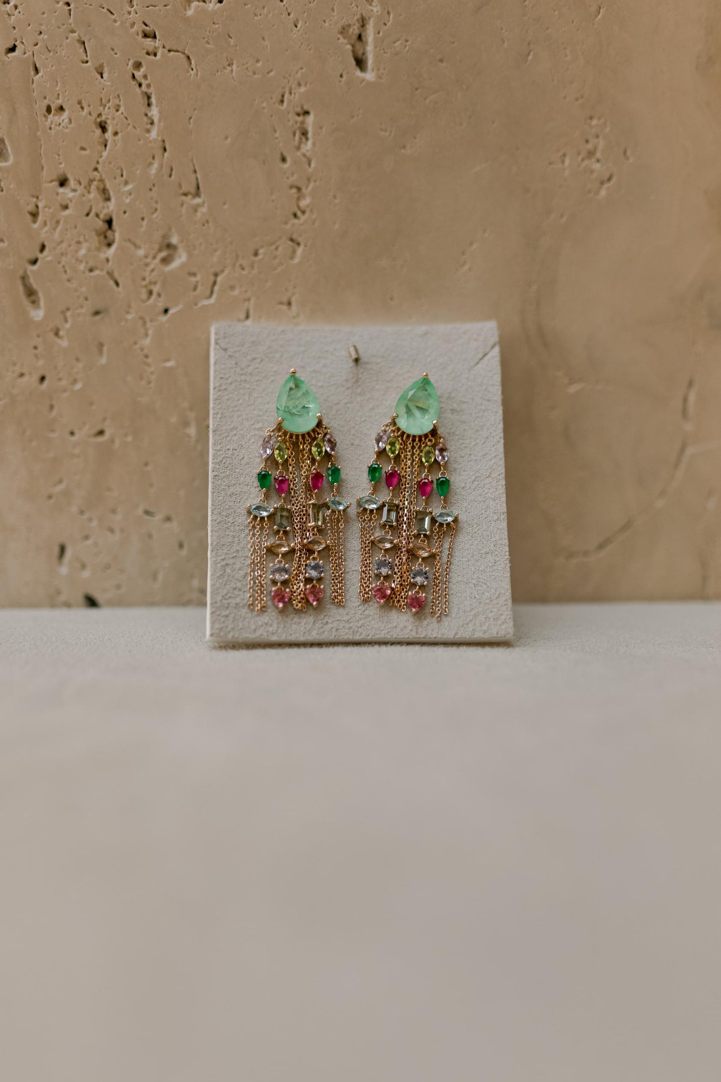 Brinco Gota Esmeralda Colombiana Chuva Dourado