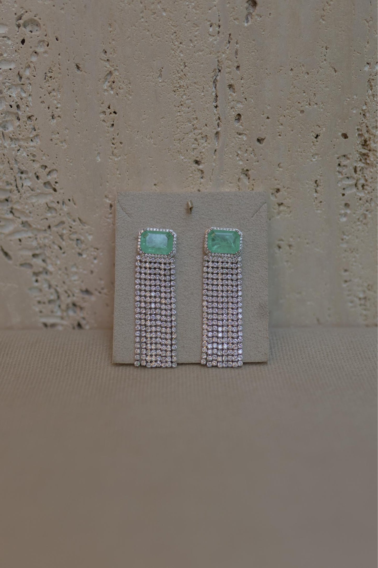 Brinco Esmeralda Colombiana Franja Ródio Branco