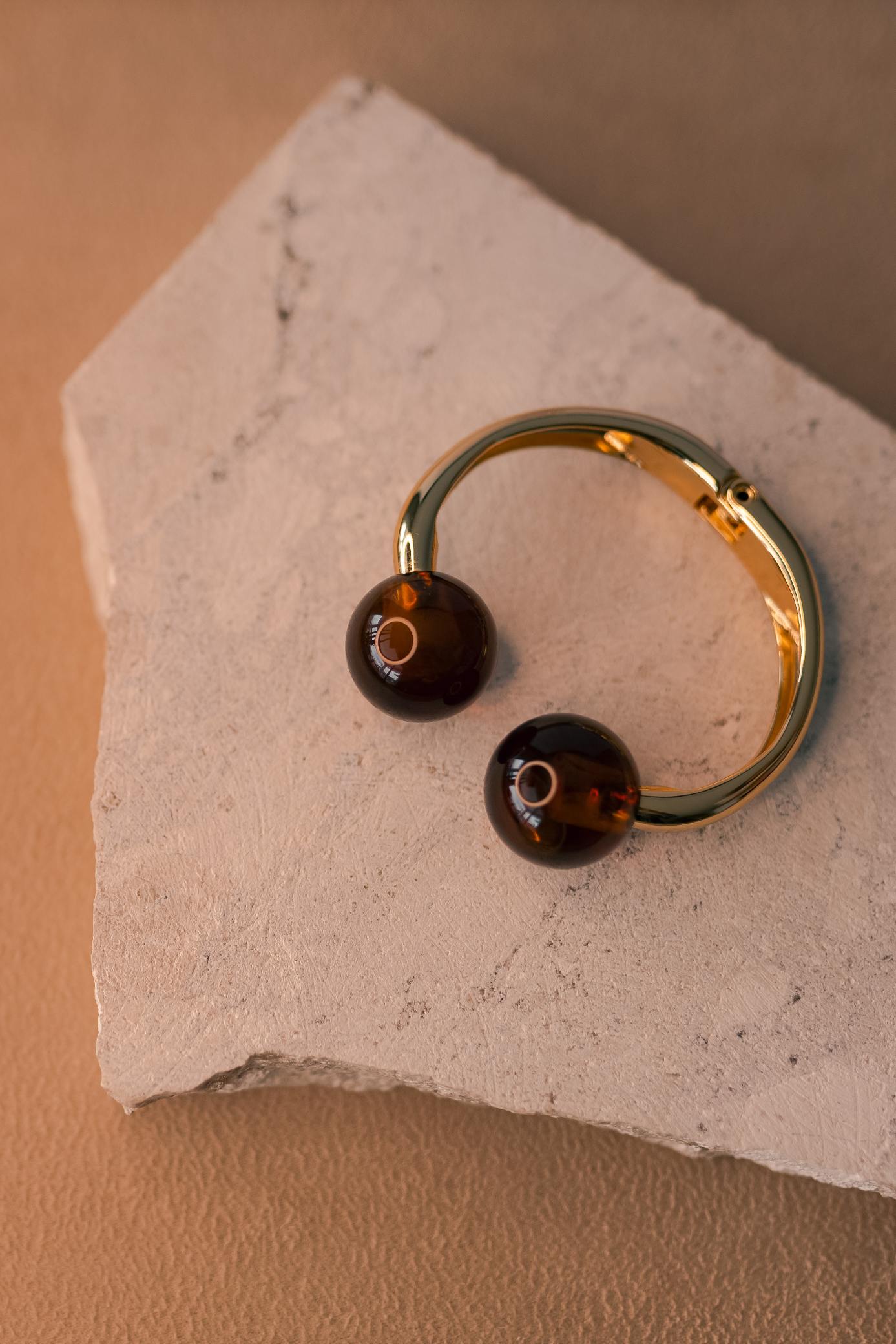 Bracelete Dourado com Bolas de Resina Marrom