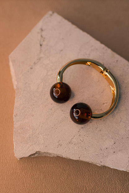 Bracelete Dourado com Bolas de Resina Marrom