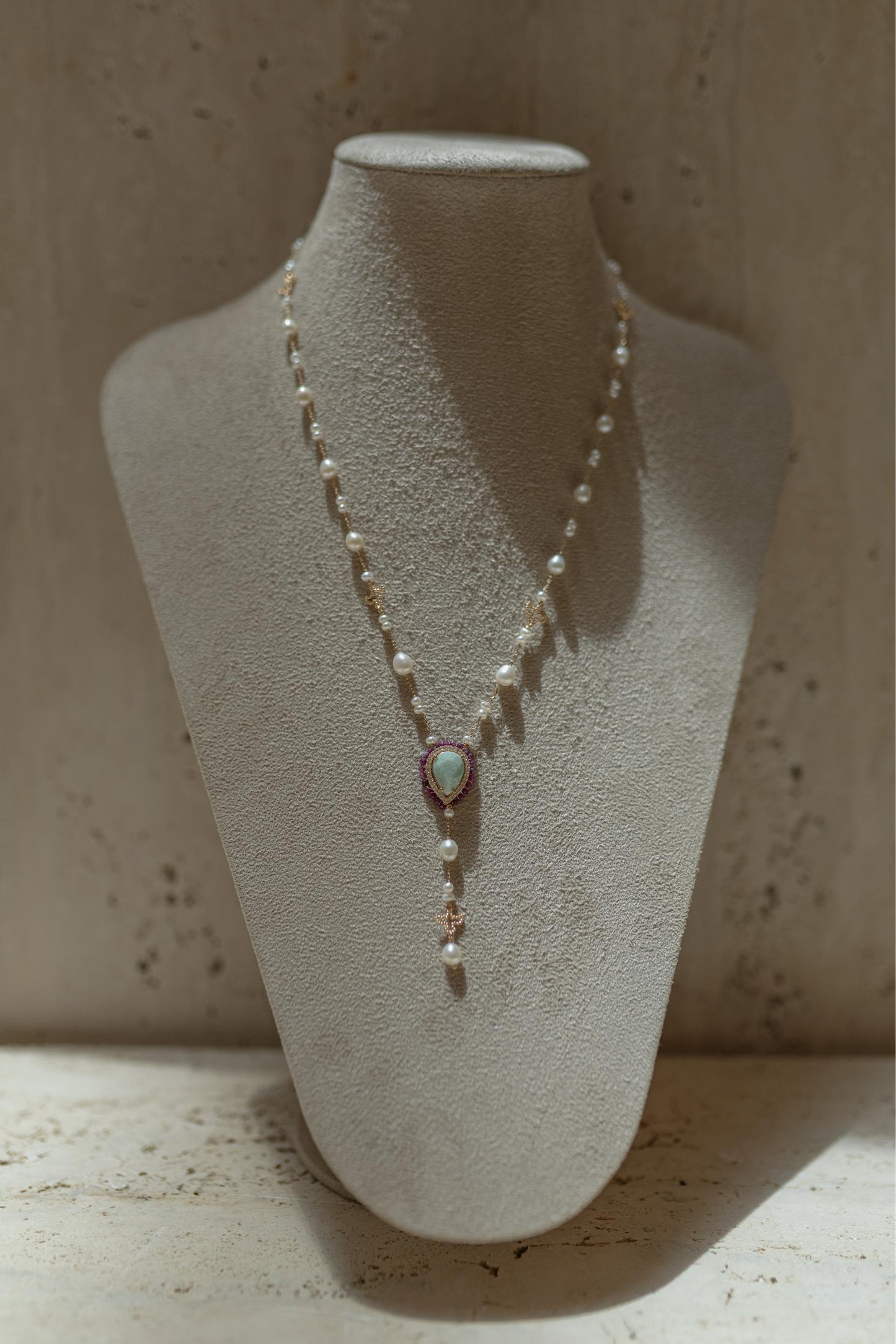 Colar Terço Gota Cravejada Pedras Naturais Dourado