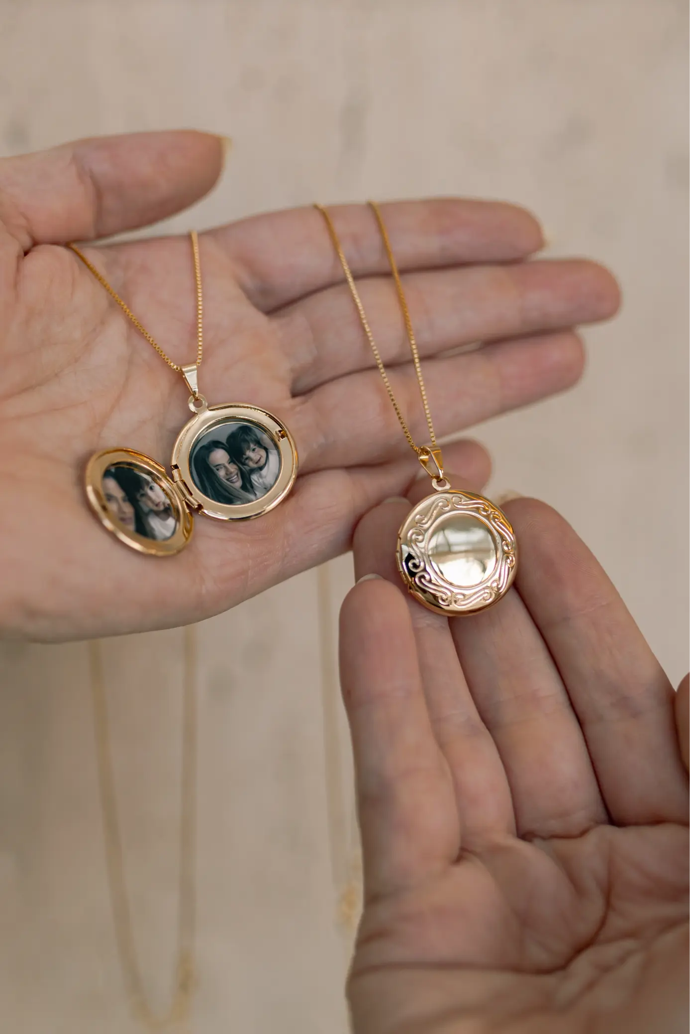 Colar Relicário Personalizado com 2 Fotos | Borda Trabalhada Banho Ouro 18k