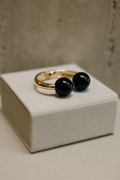 Bracelete Dourado com Bolas de Resina Preto Dourado