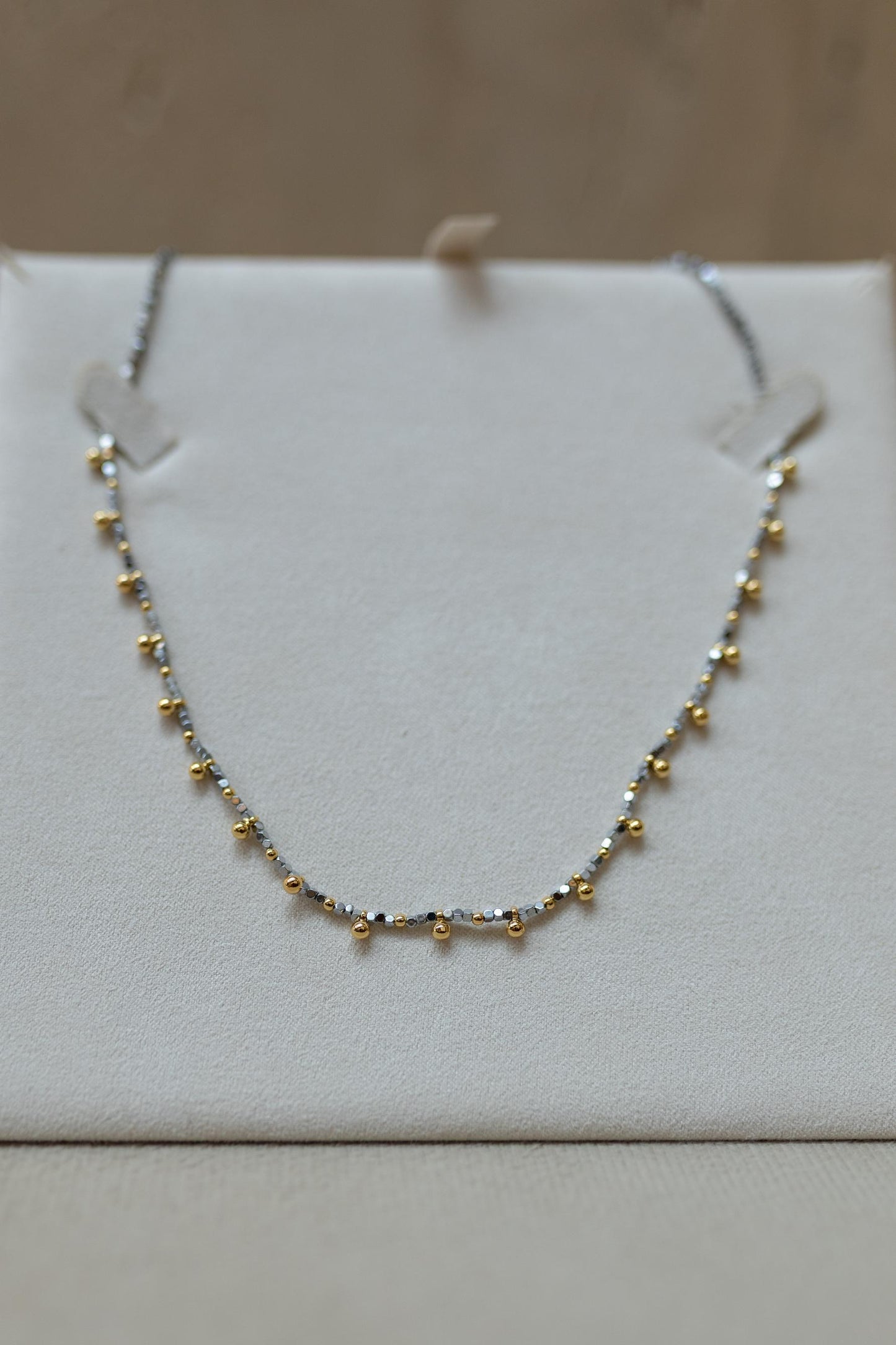 Colar Choker Hematita Esferas Dourado