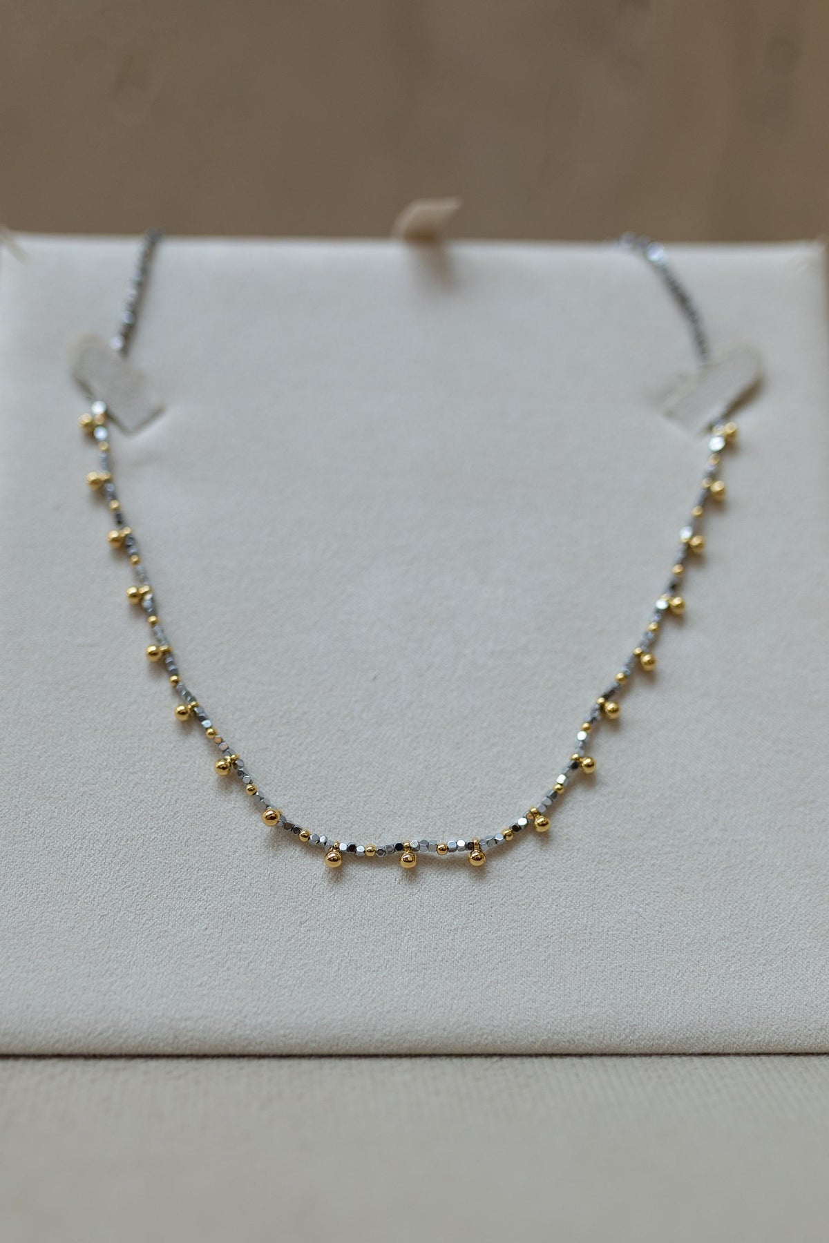 Colar Choker Hematita Esferas Dourado