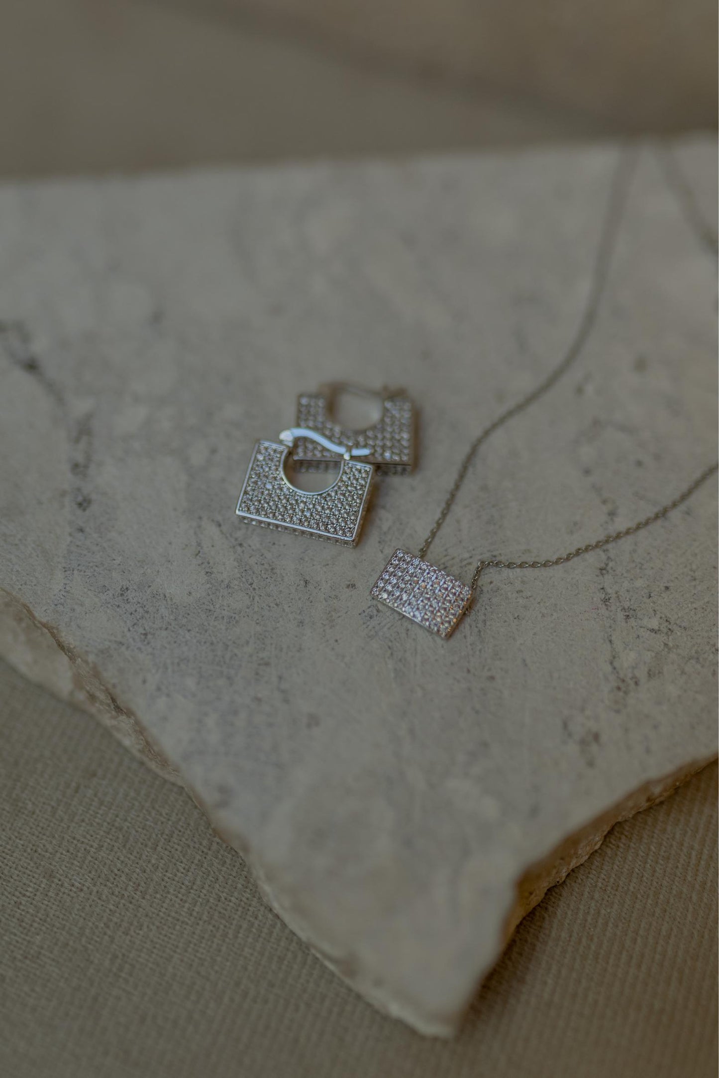 Colar Quadrado Cravejado Ródio Branco