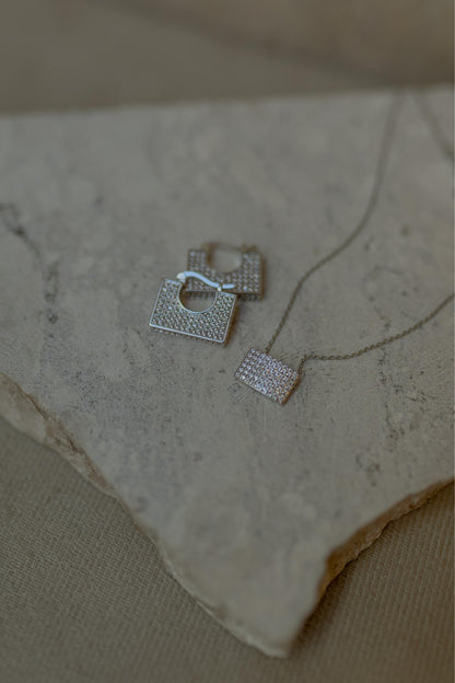 Colar Quadrado Cravejado Ródio Branco