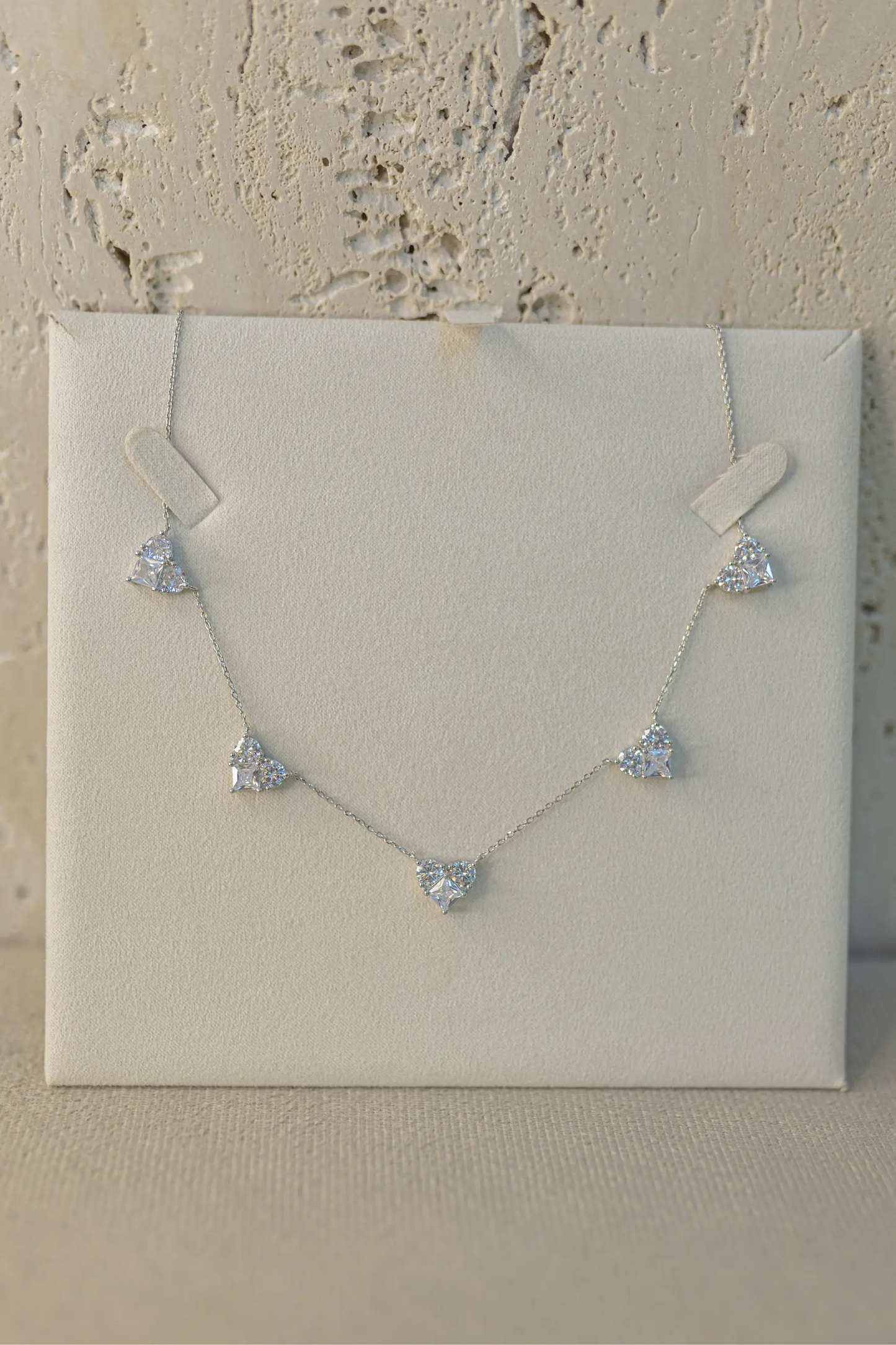 Colar Choker 5 Corações Cristal Ródio Branco