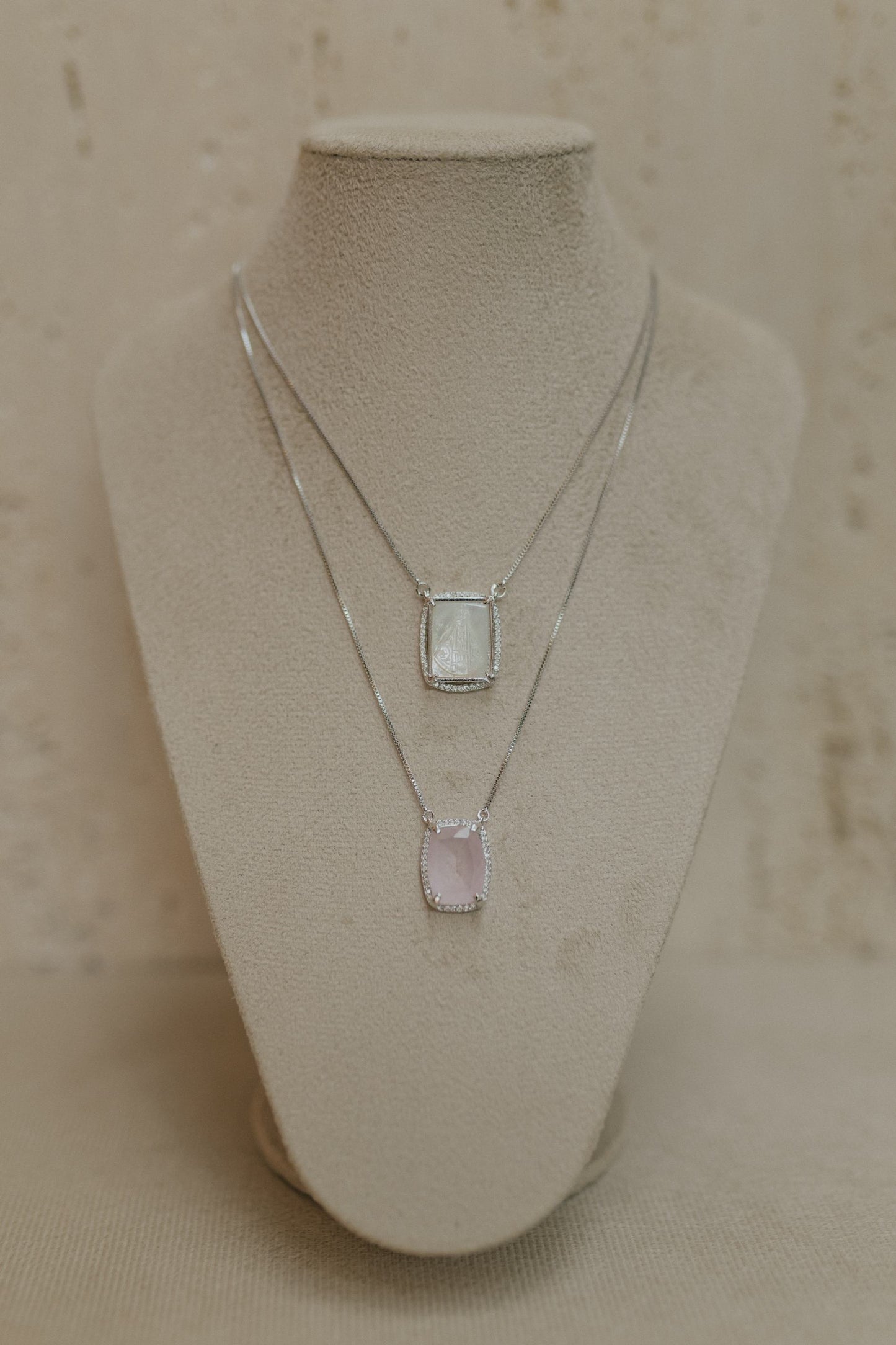 Colar Escapulário Madrepérola Rosa Ródio Branco