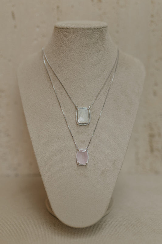 Colar Escapulário Madrepérola Rosa Ródio Branco