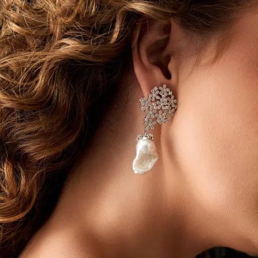 Brinco Flores Pérola Barroca Natural Ródio Branco