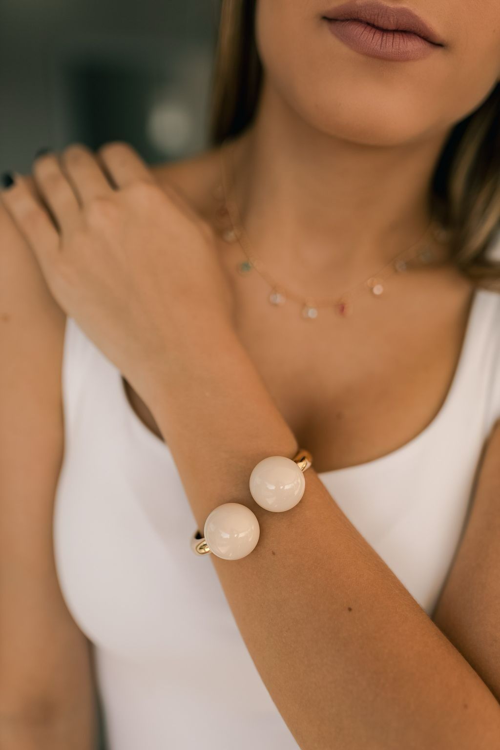 Bracelete Dourado com Bolas Peroladas de Resina