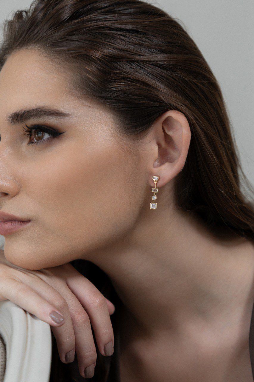 Brinco Pêndulo Zircônias Dourado