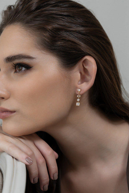 Brinco Pêndulo Zircônias Dourado