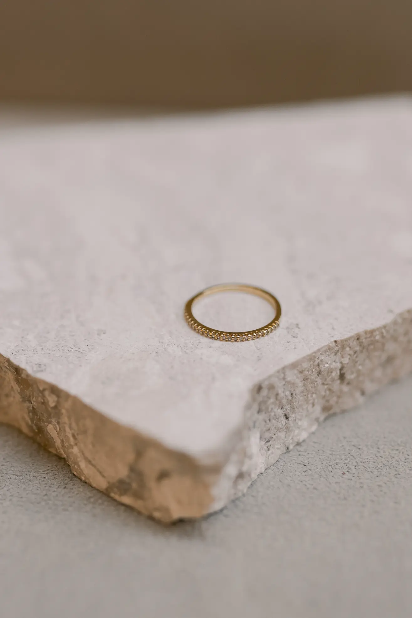 Anel Meia Aliança Cravejada Dourado