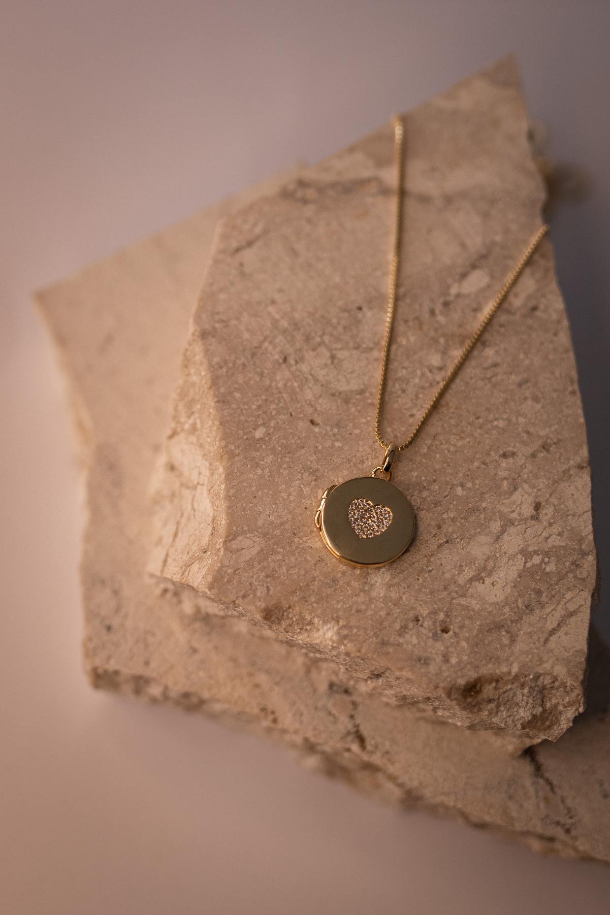 Colar Relicário Coração Cravejado Mini Dourado