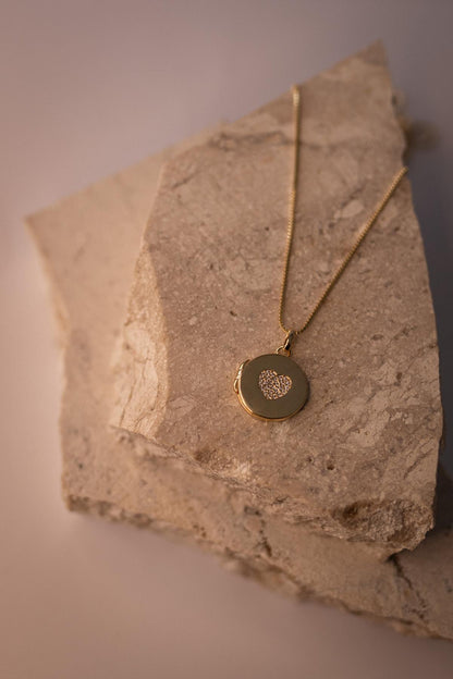 Colar Relicário Coração Cravejado Mini Dourado