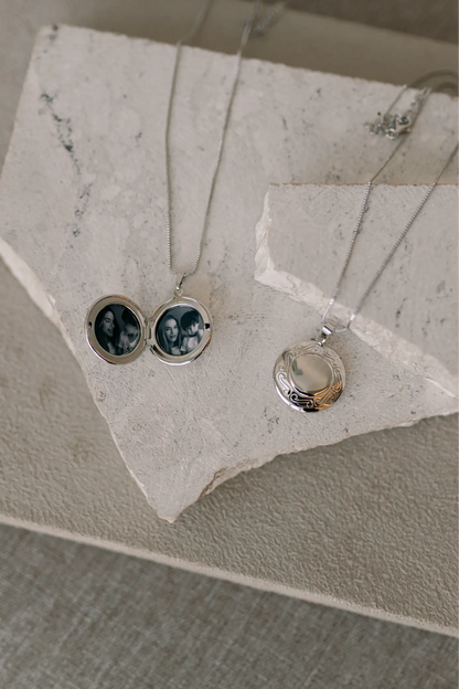 Colar Relicário Borda Trabalhada Ródio Branco