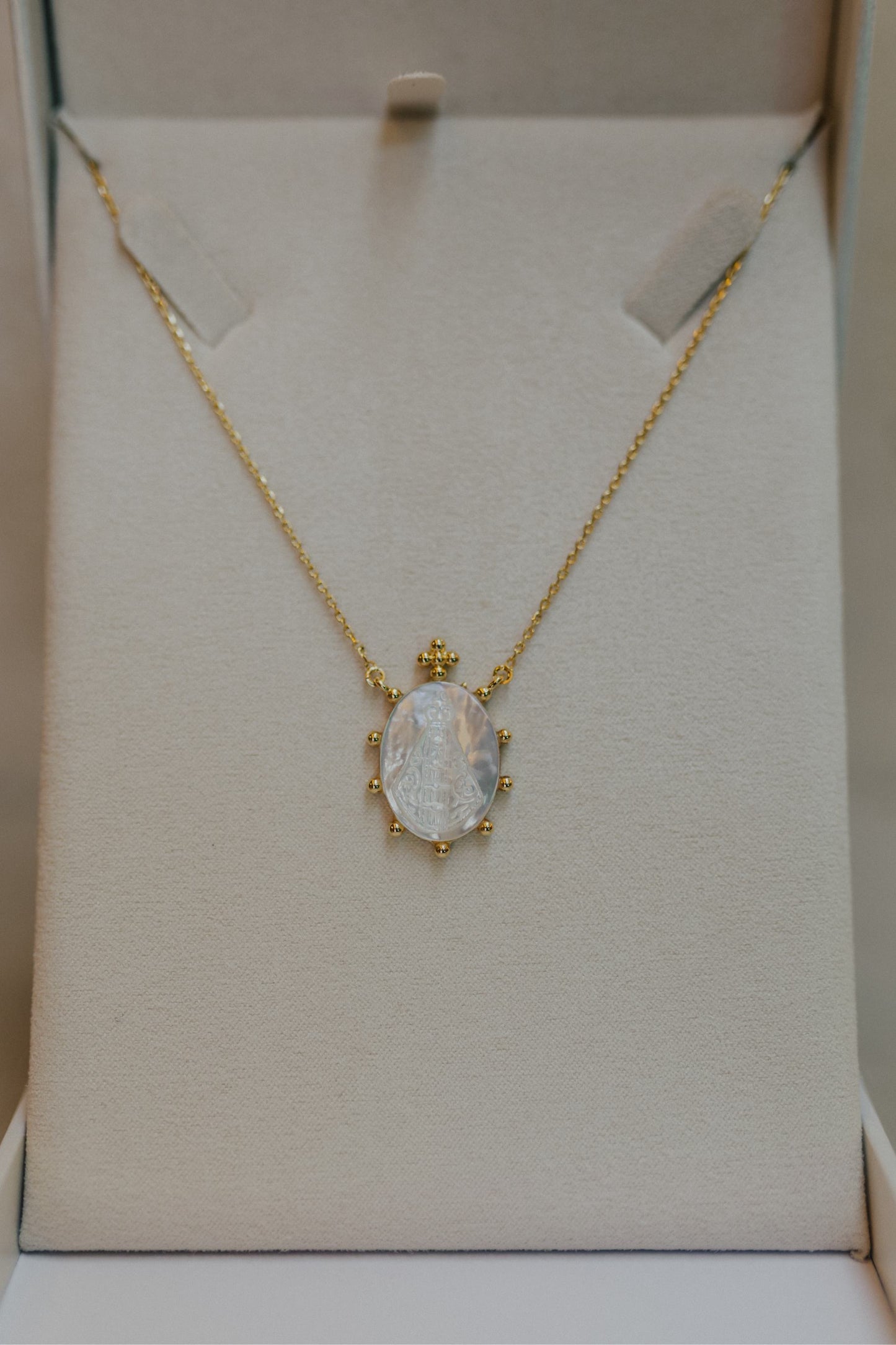 Colar Medalha Madrepérola Nossa Senhora Aparecida Dourado