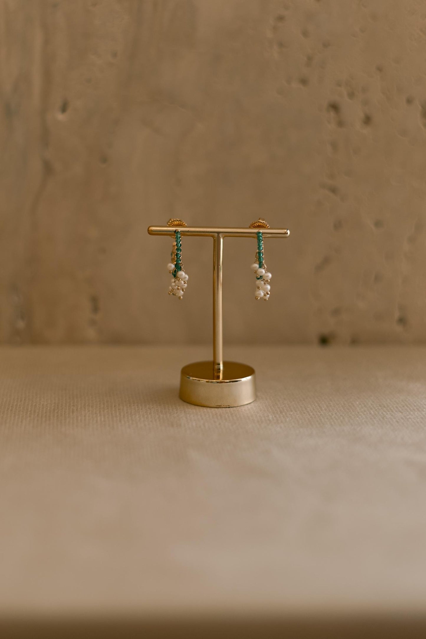 Brinco Argola Cristais Verde e Pérolas Dourado