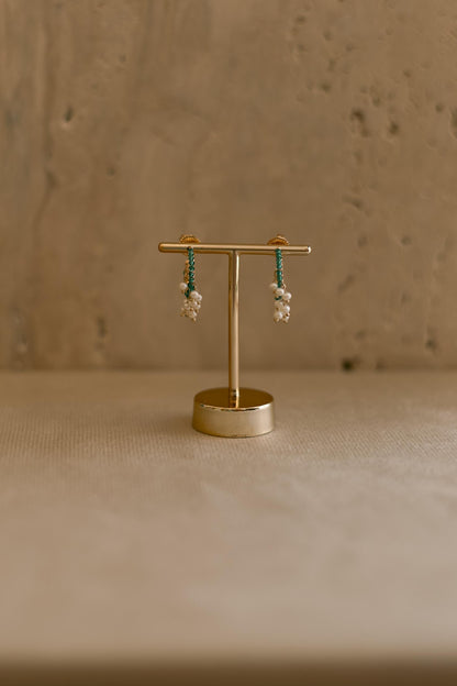 Brinco Argola Cristais Verde e Pérolas Dourado