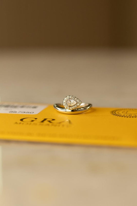 Anel Gota Cravejada Horizontal Moissanite Prata 925 Ródio Branco
