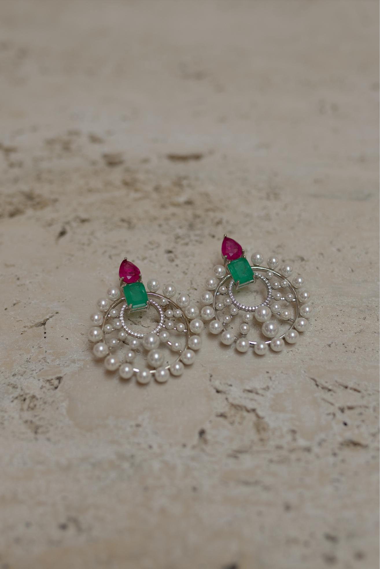 Brinco Redondo Pedra Fusion Rosa e Verde e Pérolas Ródio Branco