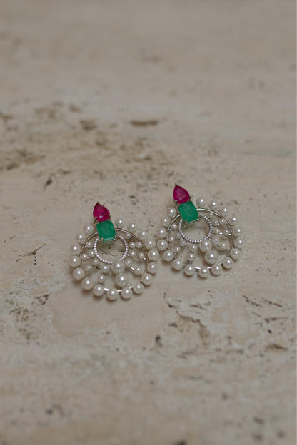 Brinco Redondo Pedra Fusion Rosa e Verde e Pérolas Ródio Branco