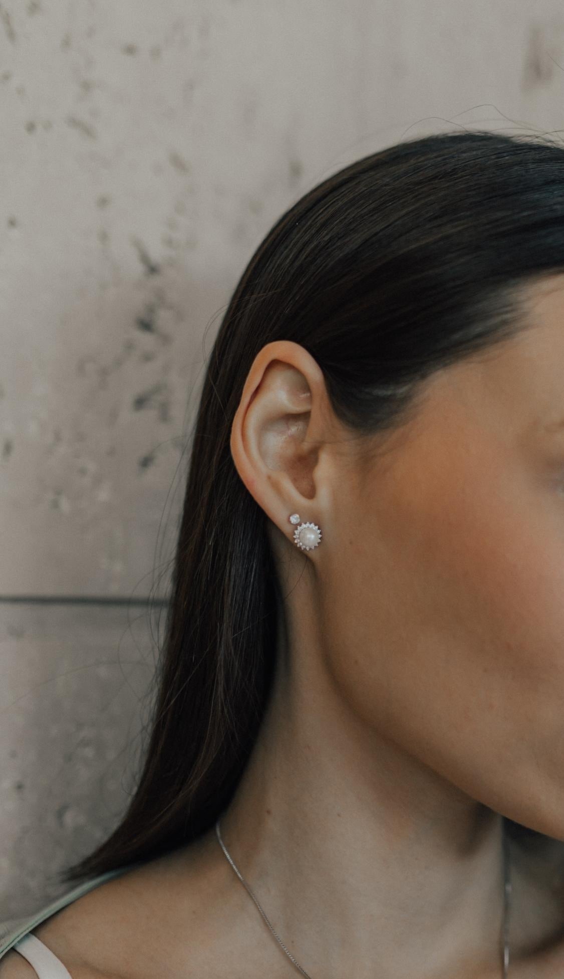 Brinco Pérola Borda Cravejada Ródio Branco