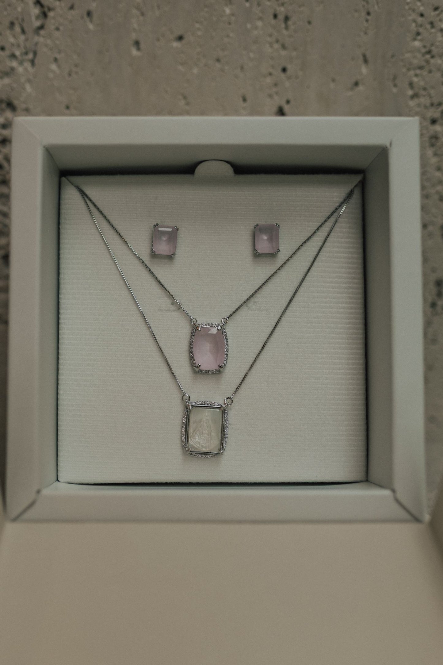 Colar Escapulário Madrepérola Rosa Ródio Branco