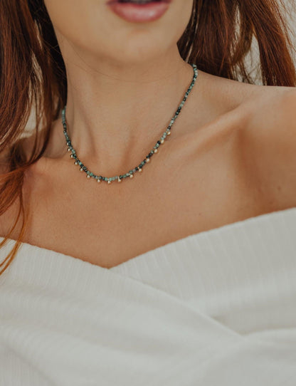 Colar Choker Mini Bolinhas e Turmalina Africana Dourado