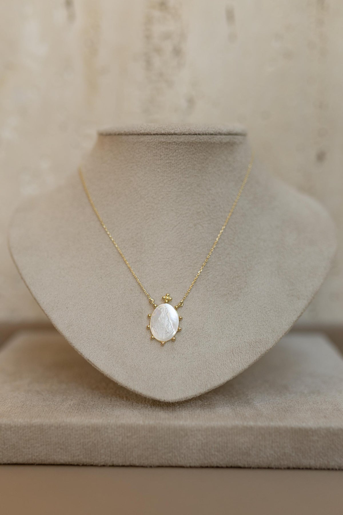 Colar Medalha Madrepérola Nossa Senhora Aparecida Dourado