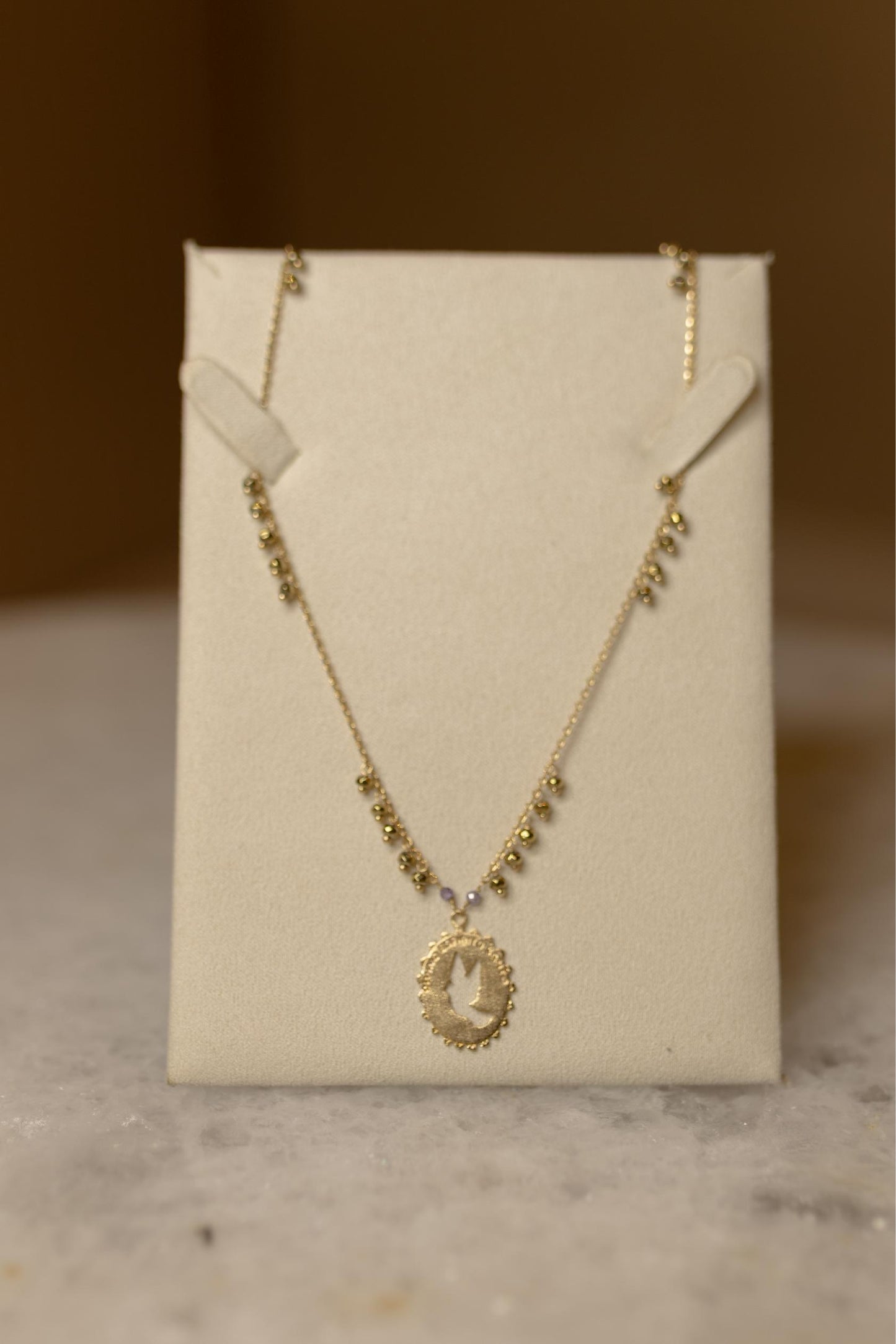 Colar Medalha Vazada Divino Espirito Santo Pedras Dourado