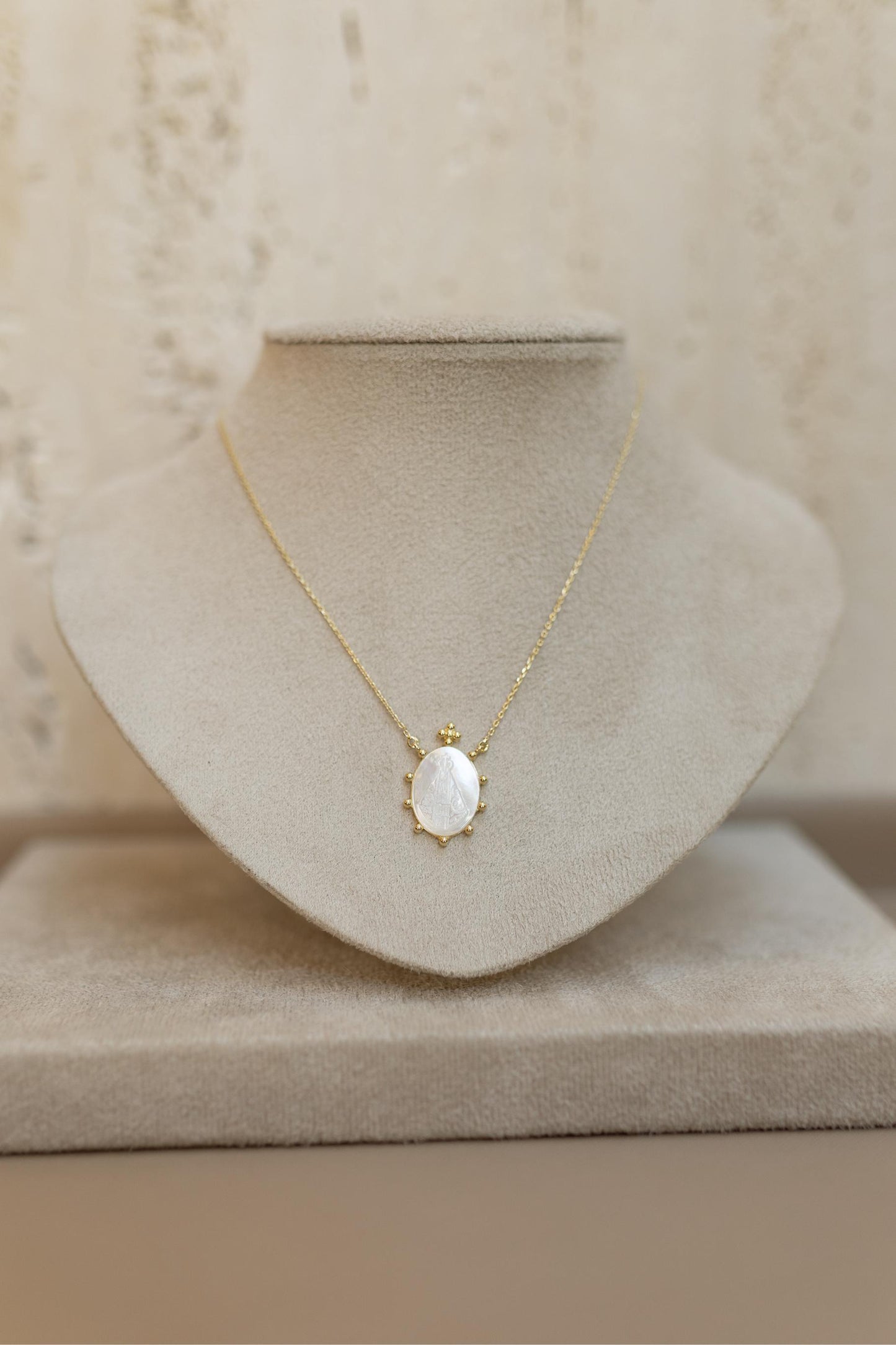 Colar Medalha Madrepérola Nossa Senhora Aparecida Dourado