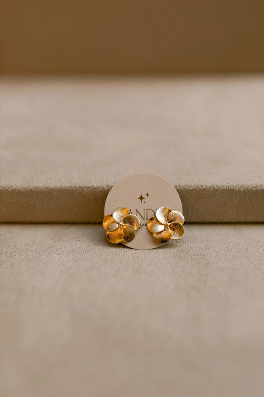 Brinco Flor Escovada 5 Pétalas Mini Dourado