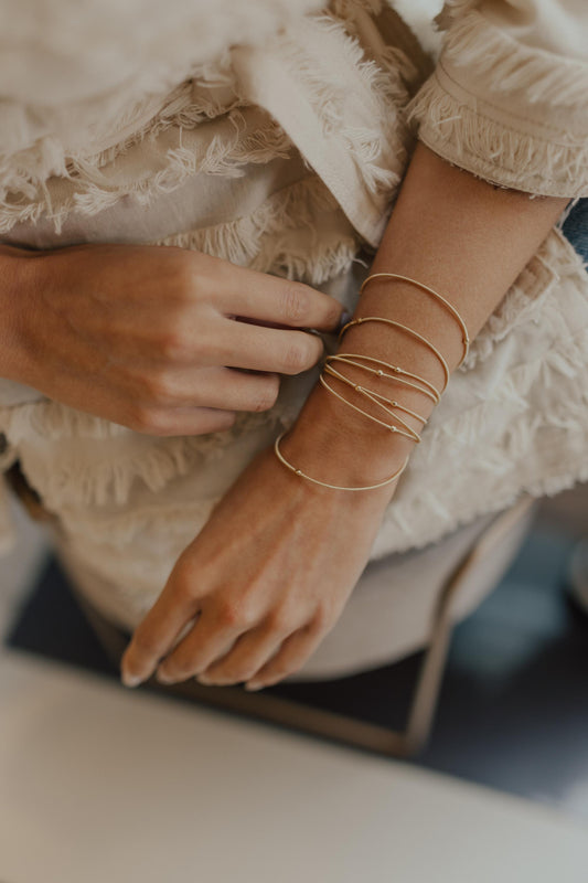 Pulseira Corda de Violão Bolinhas Dourado