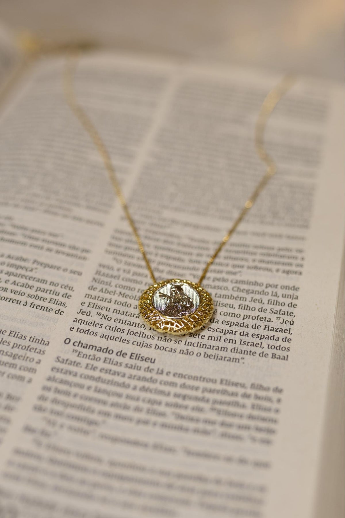 Colar Santa Rita de Cássia Dourado