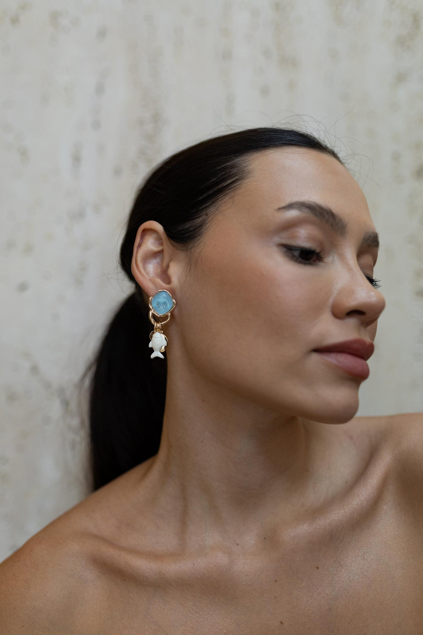 Brinco Resina Ovalada Azul Peixe Dourado