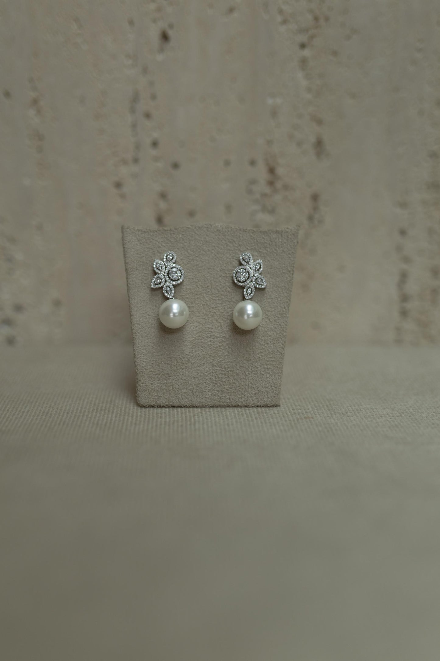 Brinco Cravejado Bride Invisible Pérola Ródio Branco