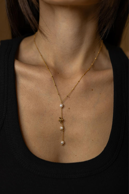 Colar Bee Pérolas Gravatinha Dourado