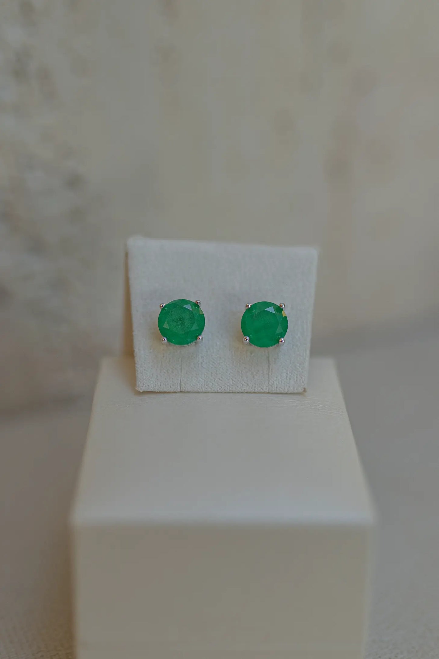 Brinco Redondo 10mm 4 Garras Esmeralda Ródio Branco