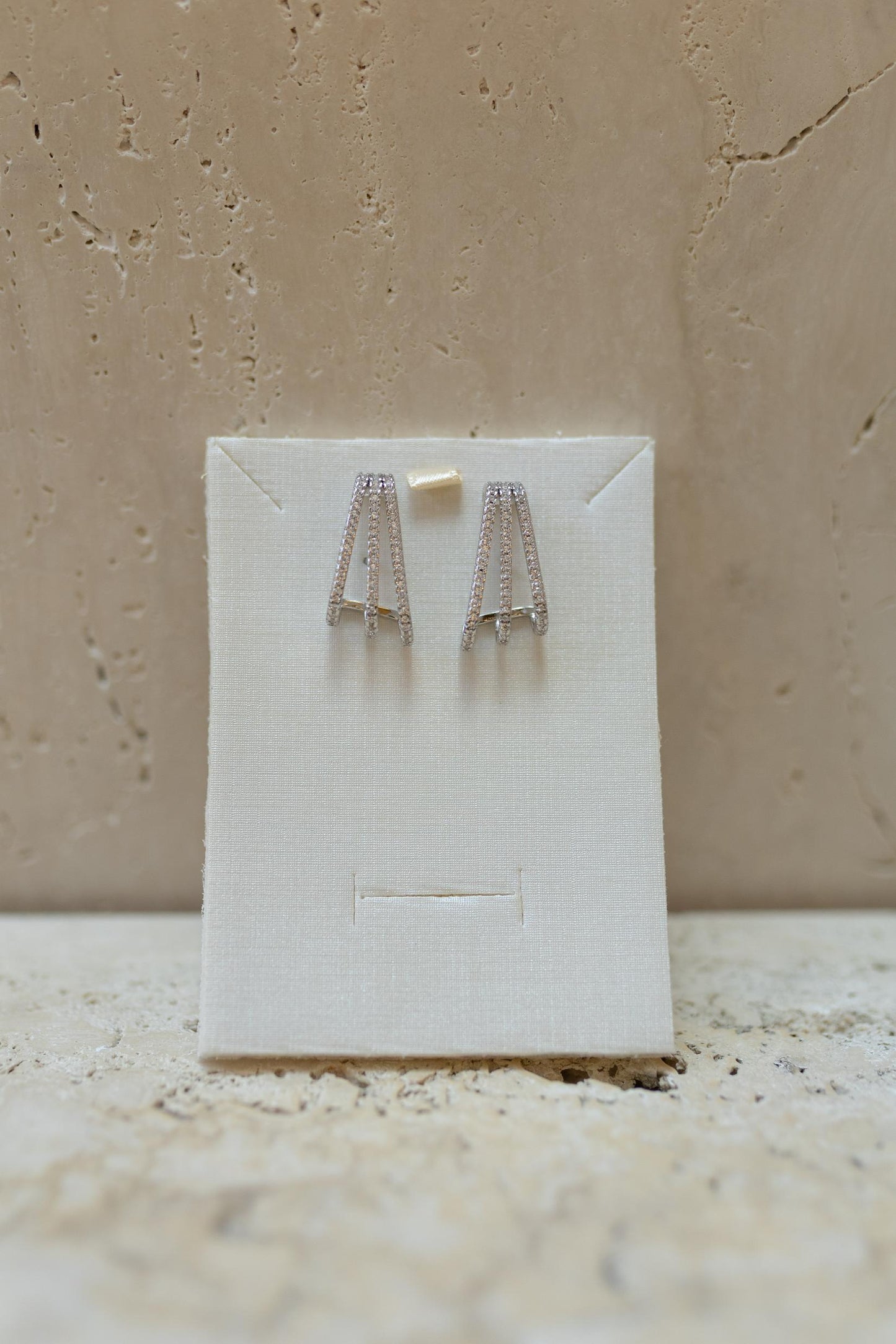 Brinco Ear Hook 3 Fileiras Cravejado
